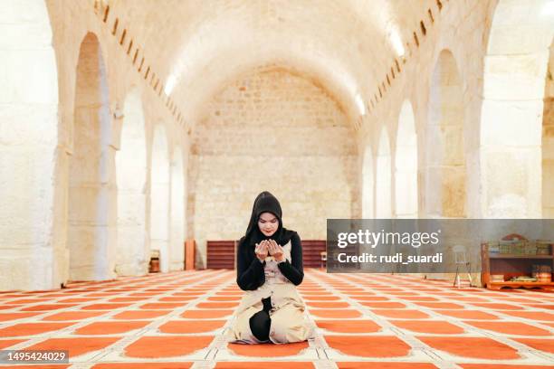 muslimische frau betet in der al-aqsa-moschee - namaz stock-fotos und bilder