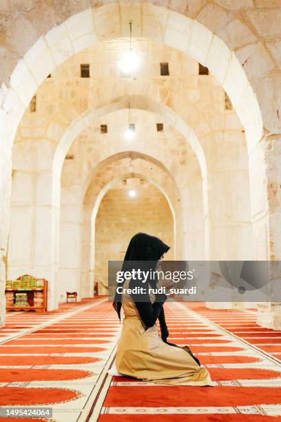 muslims woman prayer inside of al aqsa mosque - palestinian clothes stock pictures, royalty-free photos & images