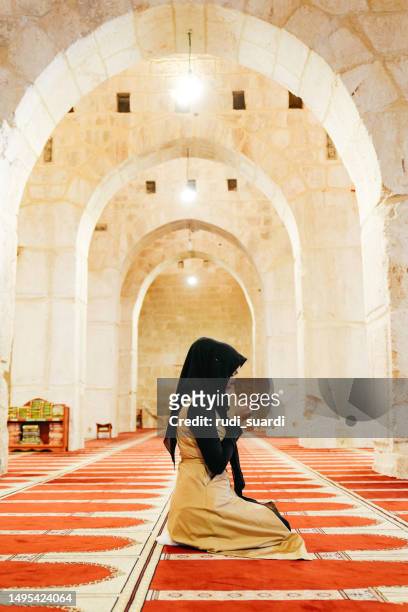 muslims woman prayer inside of al aqsa mosque - religiöst firande bildbanksfoton och bilder