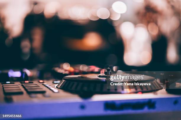 abstract image representing musical concepts, festivals, concerts - experimental hip hop stock-fotos und bilder