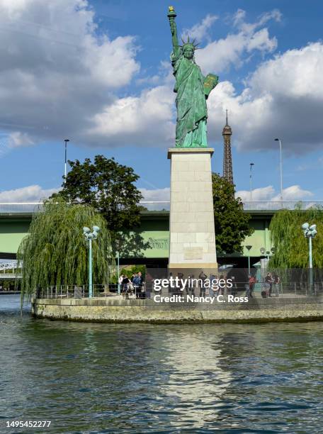 statue de la liberté -- pont de grenelle paris, france - statue paris photos et images de collection