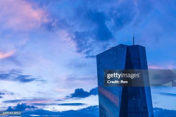 ecb building at blue hour (frankfurt/ main, germany) - europäische zentralbank stock-fotos und bilder