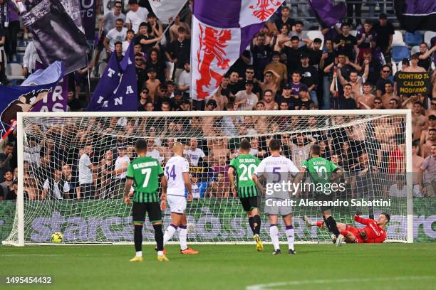 Domenico Berardi of US Sassuolo scores the team's first goal from the penalty spot during the Serie A match between US Sassuolo and ACF Fiorentina at...