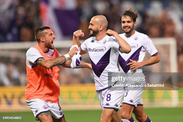 Riccardo Saponara of ACF Fiorentina celebrates with team mates after scoring the team's second goal during the Serie A match between US Sassuolo and...