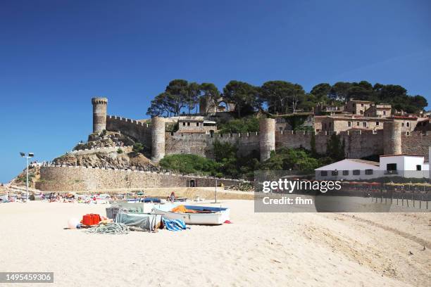 historic fortress and beach (tossa de mar, catalonia, spain) - tossa de mar imagens e fotografias de stock