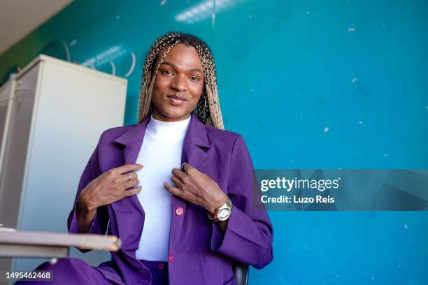 ritratto di impiegata trans in ufficio - transgender foto e immagini stock