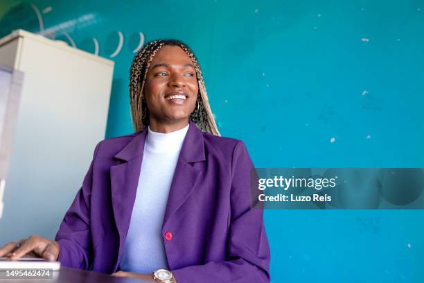jefe sonriente mirando por la ventana - transgénero fotografías e imágenes de stock