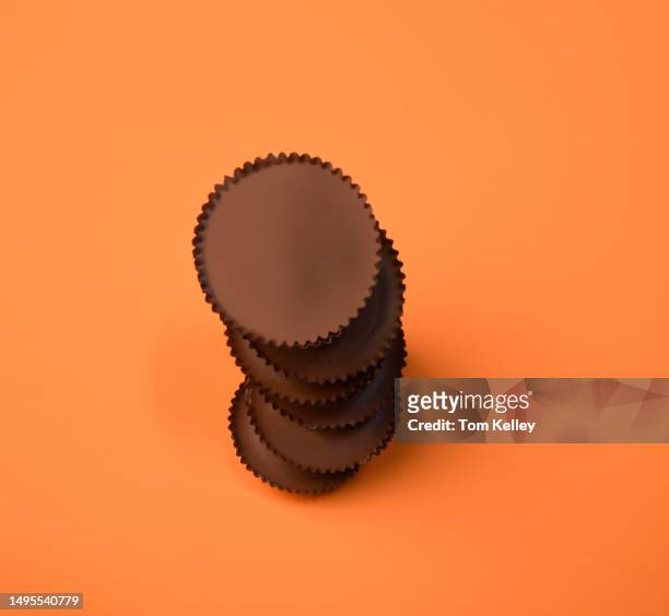 chocolate peanut butter cups - nut butter stock pictures, royalty-free photos & images