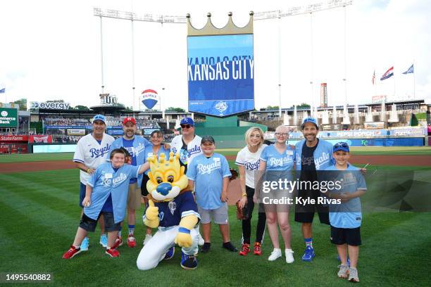 Heidi Gardner, Paul Rudd, Eric Stonestreet, Jason Sudeikis, and Rob Riggle pose for a photo with Childrens Mercy Hospital patients after the first...