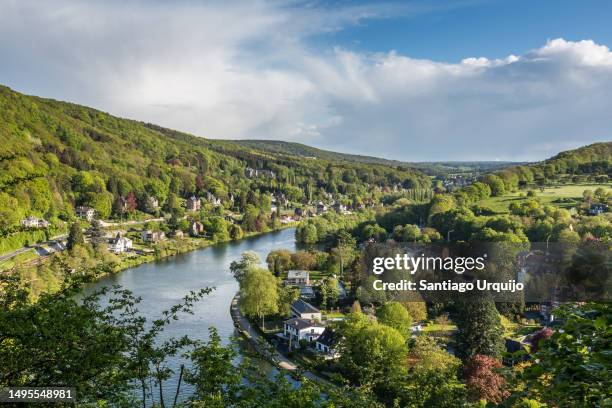 the village of profondeville alongside the meuse river - meuse river photos et images de collection