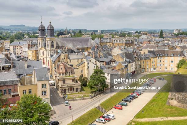 sedan cityscape - limousine familienfahrzeug stock-fotos und bilder