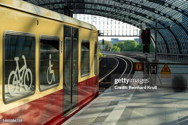 berlin subway train at hauptbahnhof station - berlin hauptbahnhof stock pictures, royalty-free photos & images