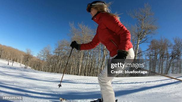 skiing in aspen, colorado, usa - bluefootage fotografías e imágenes de stock
