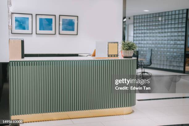 office reception desk counter - built space stock pictures, royalty-free photos & images