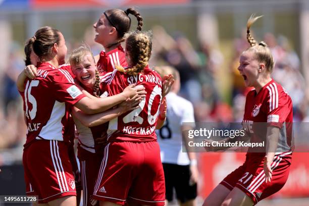 The team of Aurich celebrates the first goal during the B-Junior Girls Final German Championship Semi Final Leg Two match between SpVg Aurich and...