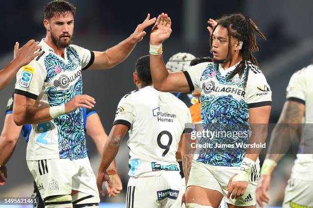 Naitoa Ah Kuoi of the Chiefs high fives his team mate during the round 15 Super Rugby Pacific match between Western Force and Chiefs at HBF Park, on...