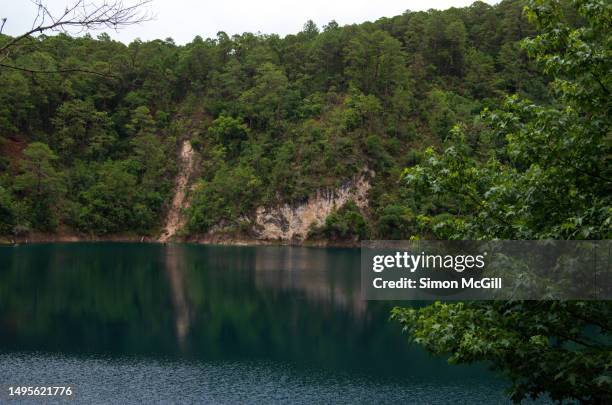 laguna ensueño [daydream lagoon], parque nacional lagunas de montebello [montebello lagoons national park], chiapas, mexico - chiapas stock pictures, royalty-free photos & images