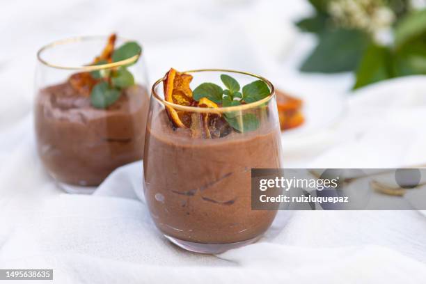 chocolate mousse with caramelized oranges - mousse stockfoto's en -beelden