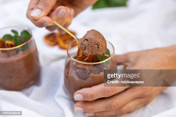 chocolate mousse with caramelized oranges - chocolate pudding imagens e fotografias de stock