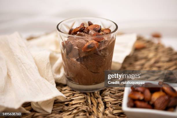 chocolate mousse with caramelized almonds - chocolade mousse stockfoto's en -beelden