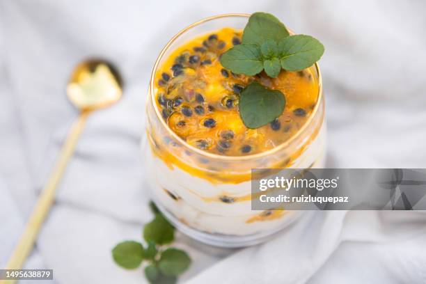 passion fruit cheesecake - mousse stockfoto's en -beelden