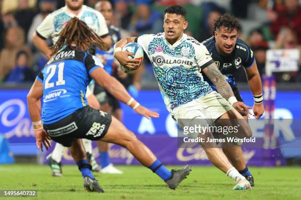 Etene Nanai-Seturo of the Chiefs evades the tacklers during the round 15 Super Rugby Pacific match between Western Force and Chiefs at HBF Park, on...
