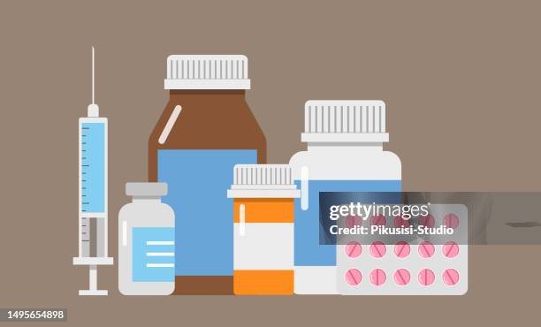 ein icon-set mit medikamenten, pillenfläschchen und injektionsspritze im flachen stil. konzepte der gesundheitsversorgung, der medizinischen behandlung, der arzneimittel und antibiotika im pharmazeutischen bereich. - tablettenbehälter stock-grafiken, -clipart, -cartoons und -symbole