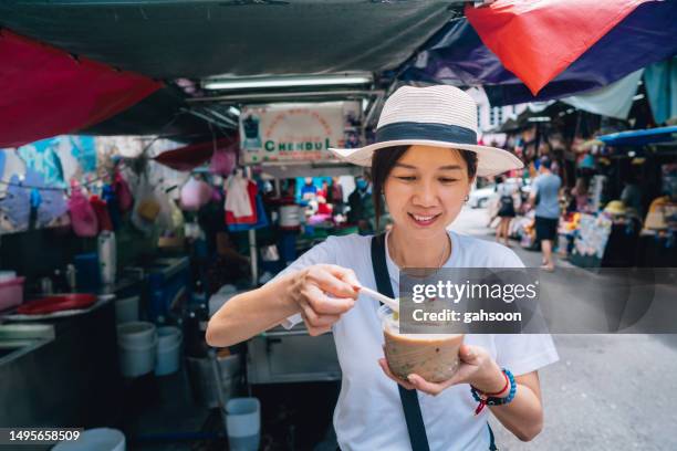 happy woman eating cendol on penang street - george town penang 個照片及圖片檔