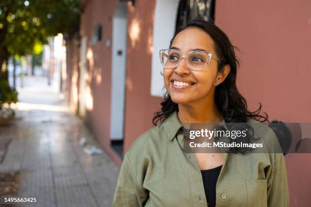 enjoying the sunny day exploring the city - 30 34 years stock pictures, royalty-free photos & images