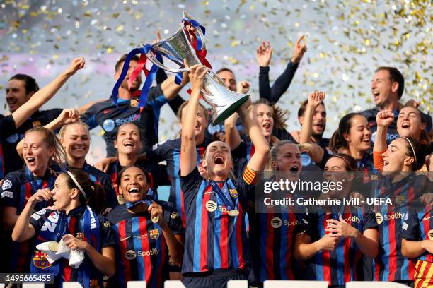 Alexia Putellas of FC Barcelona lifts the UEFA Women's Champions League Trophy after the team's victory during the UEFA Women's Champions League...