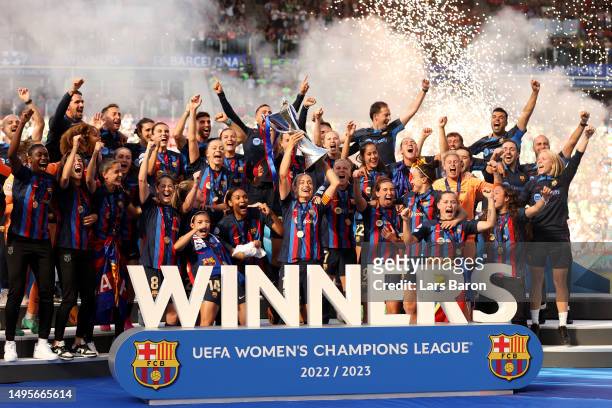 Alexia Putellas of FC Barcelona lifts the UEFA Women's Champions League Trophy after the team's victory during the UEFA Women's Champions League...