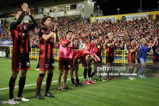 Players of Consadole Sapporo celebrate the win after the J.LEAGUE Meiji Yasuda J1 16th Sec. Match between Kashiwa Reysol and Hokkaido Consadole...