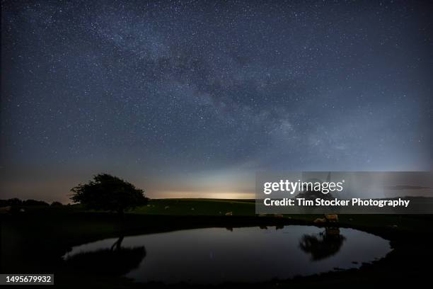 milky way over the south downs national park, england - south downs national park stock pictures, royalty-free photos & images