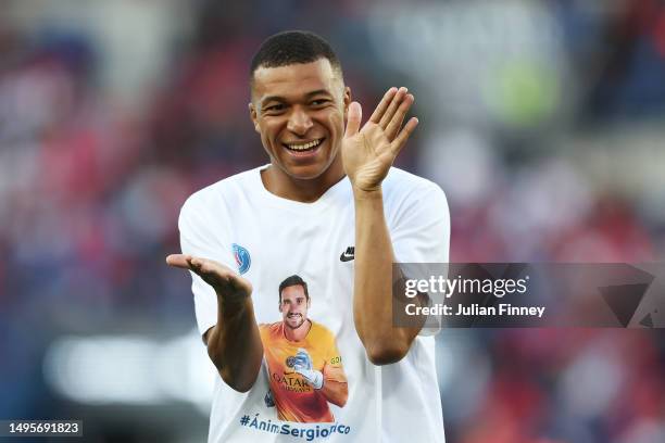 Kylian Mbappe of Paris Saint-Germain warms up while wearing a shirt reading "#AnimoSergioRico" prior to the Ligue 1 match between Paris Saint-Germain...