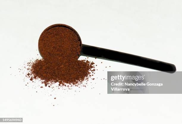 coffee grains and  measuring spoon - coffee powder bildbanksfoton och bilder