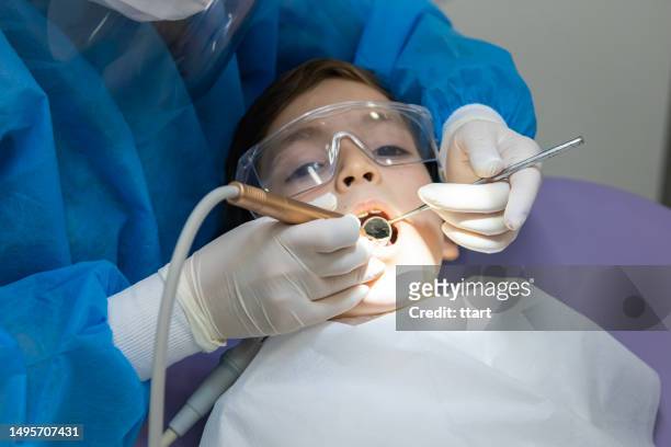 check-up mensal dos resultados do tratamento ortodôntico - cerrando os dentes - fotografias e filmes do acervo