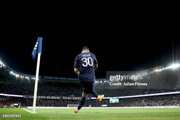 General view as Lionel Messi of Paris Saint-Germain takes a corner kick during the Ligue 1 match between Paris Saint-Germain and Clermont Foot at...