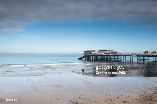 cromer pier and beach - east anglia imagens e fotografias de stock