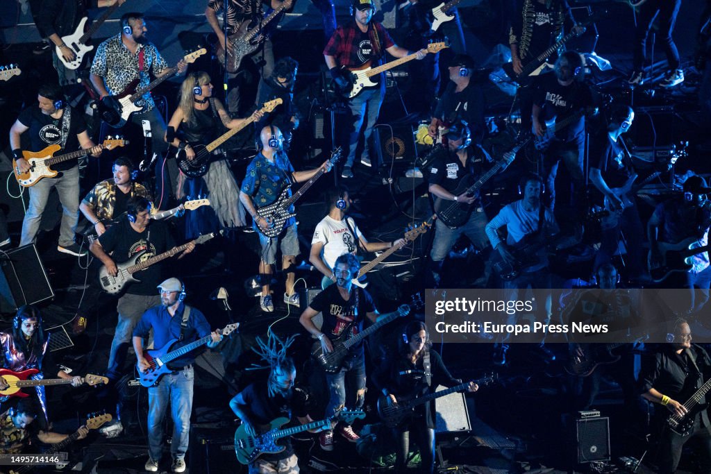 The Rocking Hundred A thousand performers play their instruments at the Rockin'1000... News ...