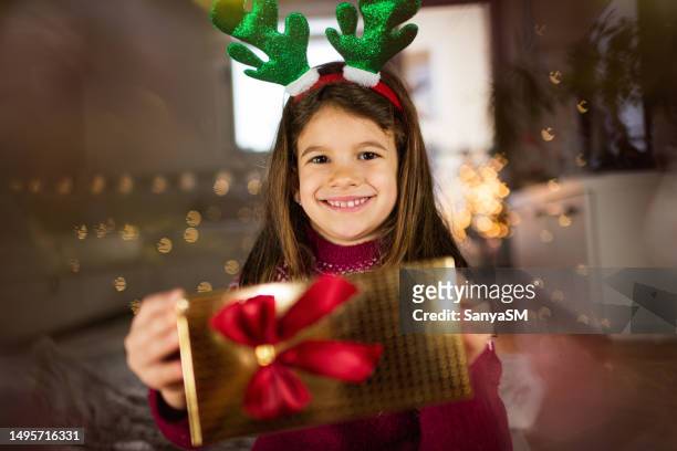 regalo per te! - child giving gift foto e immagini stock
