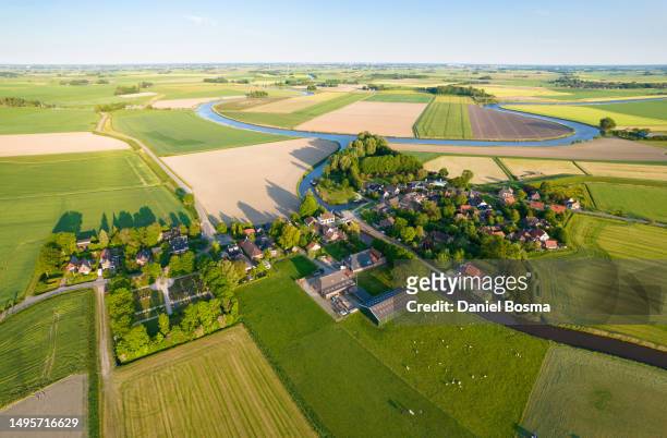 historical town  in the netherlands surrounded by cultivated land and waterways seen from the air - 荷蘭北部 個照片及圖片檔