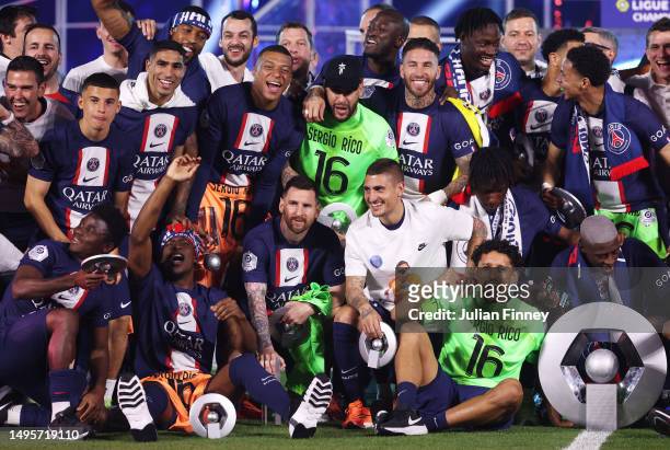 Players of Paris Saint-Germain pose for a team photograph with the Ligue 1 Uber Eats trophy as they celebrate after the Ligue 1 match between Paris...