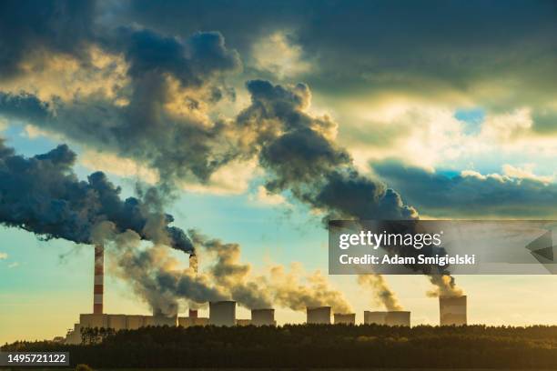 a coal-fired power station - broeikasgas stockfoto's en -beelden