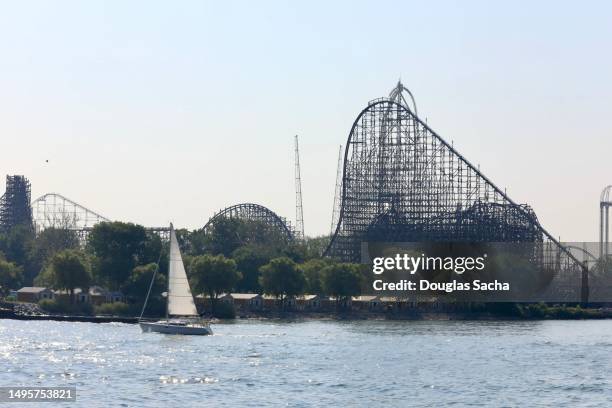 thrill rides and roller coaster at the amusement park - amusement park ohio foto e immagini stock