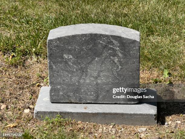 cemetery with a burial grave marker - grafsteen stockfoto's en -beelden