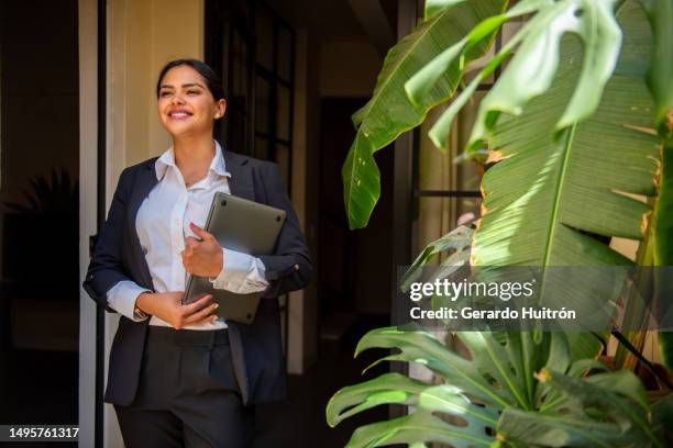 traveling executive woman, staying in a boutique hotel. - staying in hotel imagens e fotografias de stock