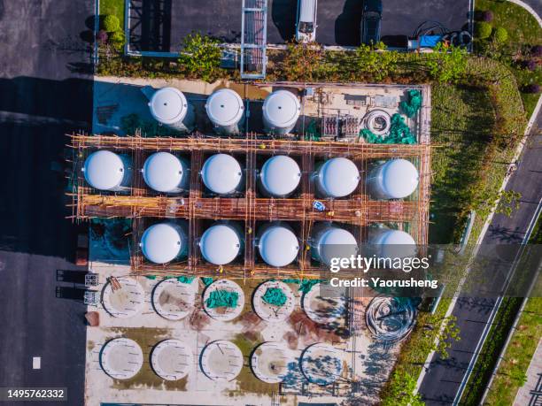 new green hydrogen tank construction site. - hydrogen tank stock-fotos und bilder