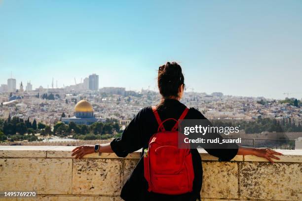 オリーブ山からの夕日に岩のドームを持つ旧市街に立つアジア人女性 - place of worship ストックフォトと画像