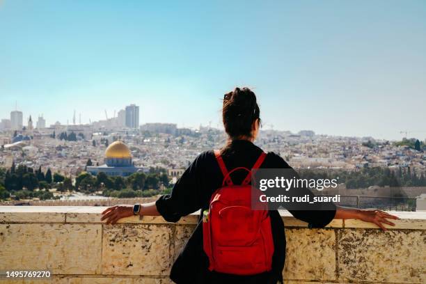 asian woman standing at the old town with the dome of the rock at the sunset from mount of olives - the cemetery for foreigners bildbanksfoton och bilder
