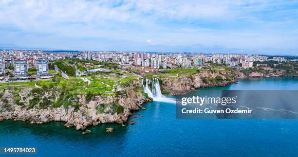 duden-wasserfall, der im mittelmeer in antalya fällt, lara antalya an einem hellen, sonnigen tag, untere duden-wasserfälle, hoher wasserfall, der sich ins meer ergießt, der wasserfall in der stadt fällt ins meer, das berühmte touristenziel der türkei - duden stock-fotos und bilder